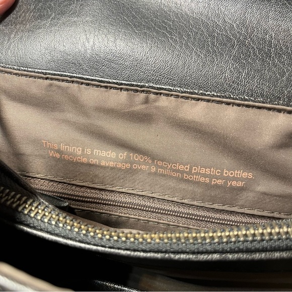 Matt & Nat Backpack Purse Bag. Magnet closure. VEGAN. Black. Excellent condition - Picture 7 of 10